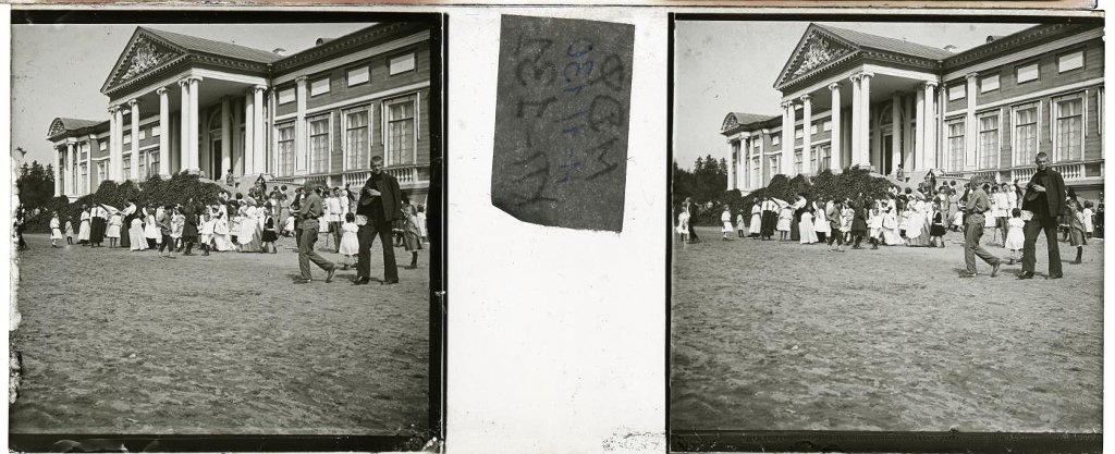 Перед парадным фасадом дворца в усадьбе Кусково, 1890 - 1909, Московская губ., усадьба Кусково. Гуляющие перед фасадом дворца, или "Большого дома".