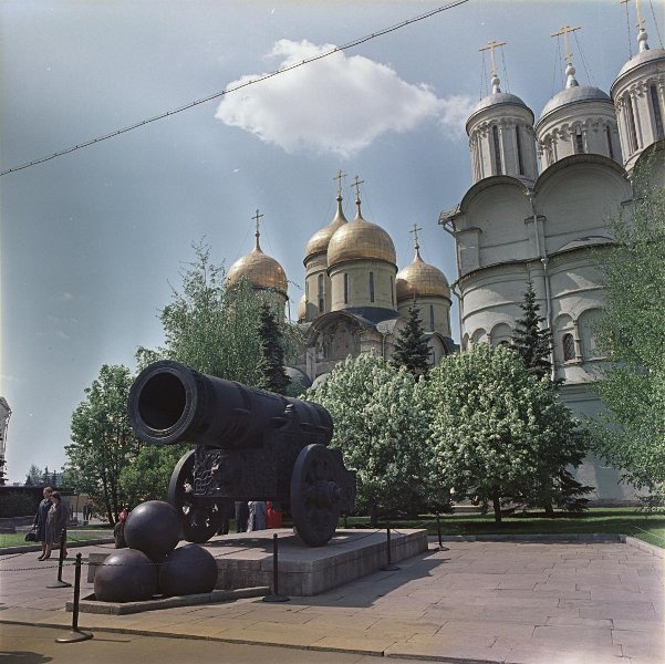 Московский Кремль. Царь-пушка, 1967 - 1973, г. Москва. Отлита из бронзы в 1586 году русским мастером Андреем Чоховым на Пушечном дворе. Изначально задуманная для обороны Кремля oт захватчиков, Царь-пушка была установлена на пушечном раскате около Лобного места на Красной площади, однако в боевых действиях не участвовала. В XVIII веке ее переместили в Московский Кремль: сначала во двор здания Арсенала, а затем к его главным воротам. В 1960-е годы в связи с постройкой Кремлевского дворца съездов Царь-пушку торжественно переместили на Ивановскую площадь Кремля, к собору Двенадцати Апостолов.