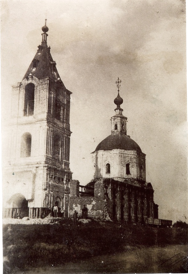Село Ряссы. Воздвиженская церковь, 1930 - 1940, Рязанская обл., Шиловский р-н, Мосоловское сельское поселение, с. Ряссы. Рязанская область была образована&nbsp;26 сентября 1937 года.&nbsp;&nbsp;В 1930-е в Ряссах был создан колхоз «Победа Октября», церковь была закрыта, ее здание использовалось как колхозный склад, а в 1950-х здание церкви было разрушено.