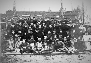 Групповая фотография, сделанная после окончания суда по «Делу строительных подрядчиков». Во втором ряду в центре – присяжный поверенный Альфонс Эрнестович Вормс, 1916 - 1917, г. Егорьевск. Нашумевшее в свое время судебное дело, в котором строительная подрядная контра обвинялась в растратах и злоупотреблениях. Присяжный поверенный Альфонс Эрнестович Вормс выиграл это дело в суде, после чего на радостях все решили сделать групповую фотографию на память.