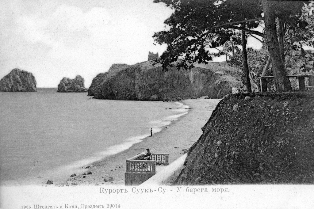 Курорт Суук-Су, у берега моря, 1905 - 1914, Таврическая губ., пос. Гурзуф. После Октябрьской революции частный курорт Суук-Су был национализирован. Более десяти лет он был предназначен для отдыха партийных руководителей, а в середине тридцатых годов 20 столетия был передан пионерскому лагерю «Артек». Во времена немецкой оккупации в здании был размещен ресторан, который полностью сгорел в 1942 году. В пятидесятых годах строения начали восстанавливать. Работы были нацелены на воссоздание здания, когда-то построенного Н. П. Красновым. В 1961 год стенах курортного дворца расположился Дворец пионеров. Сегодня курорт Суук-Су входит в сотав лагеря «Артек» и относится к Лазурному детскому лагерю.