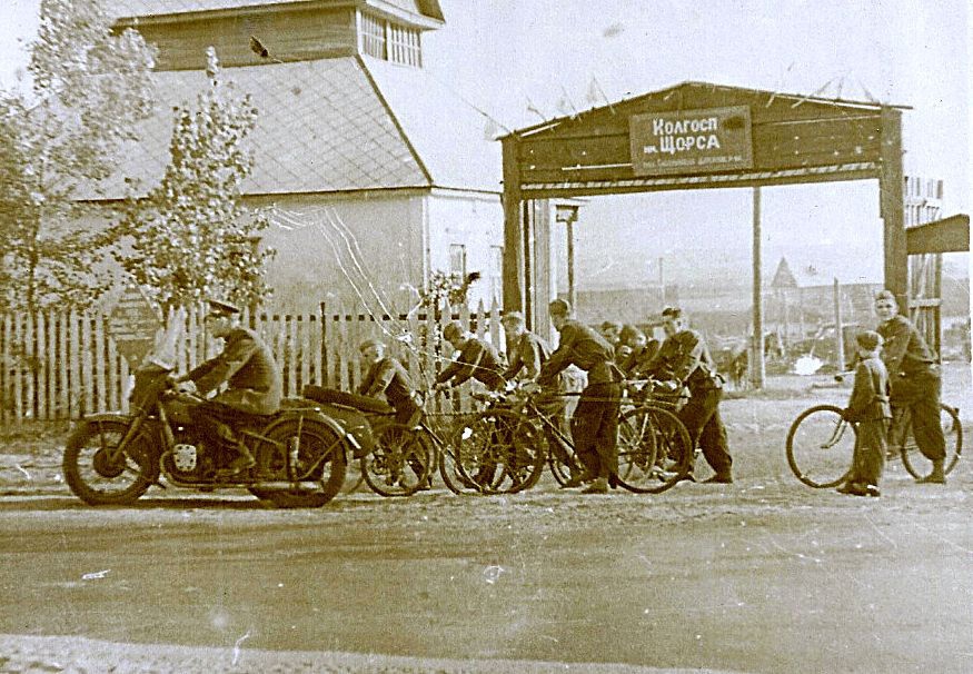 Куряжская колония им. Макаренко, 1955 - 1958, Харьковская обл.. Воспитанники колонии отправляются в велосипедный поход для помощи соседнему колхозу.Фотография из архива Владимира Мишина.