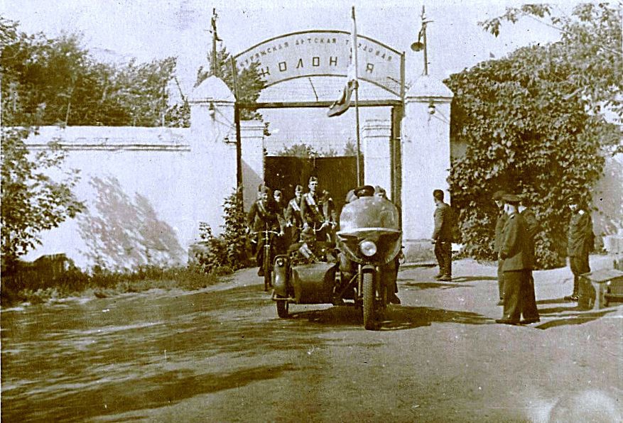 Куряжская колония им. Макаренко, 1955 - 1957, Харьковская обл.. Воспитанники колонии отправляются в велосипедный поход для помощи соседнему колхозу.Фотография из архива Владимира Мишина.