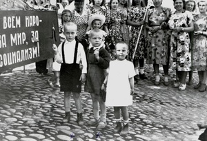 Детские годы Вани Матвеева (Егорова) в Киргизии. Первомайская демонстрация в городе Ош, 1 мая 1955, Киргизская ССР, г. Ош, Пос. шелкового комбината. На заднем плане&nbsp;–&nbsp;работницы Ошского шелкового комбинате, где работала моя тетя. Все женщины в платьях из натурального шелка, куски которого, не прошедшие ОТК, продавались работницам по очень льготной цене.