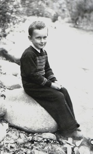 Детские годы Вани Матвеева (Егорова) в Киргизии. На берегу арыка, протекавшего рядом с домом, 1954 год, Киргизская ССР, г. Ош, пос. шелкового комбината