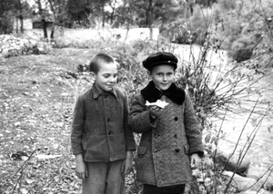 Детские годы Вани Матвеева (Егорова) в Киргизии, 1954 год, Киргизская ССР, г. Ош, пос. шелкового комбината. С другом Вовкой Корнеевым.
