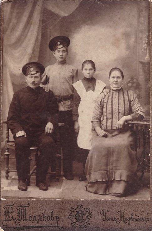 Донские казаки. Семья Ивлиевых, 1915 год, Область Войска Донского, станица Усть-Медведицкая. Семья Ивлиевых: Алексей Федорович Ивлев, его жена Наталья, их сын Александр (погиб в ВОВ) и дочь Мария.В 1933 году&nbsp;станица Усть-Медведицкая была преобразована в город Серафимович в честь писателя Александра Серафимовича.