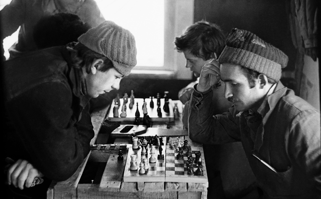 ДСК-1. Шахматный турнир в обеденный перерыв, 1983 год, г. Новосибирск. Любительские турниры обычно проходили на складе, где никто не отвлекал.Видео «Шахматная страна» и выставка «В Новосибирске Сергея Секретарева» с этой фотографией.