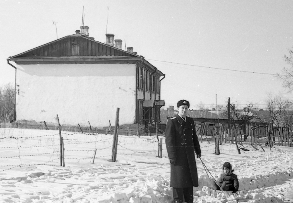 На санках с папой, 15 - 28 февраля 1958, г. Хабаровск