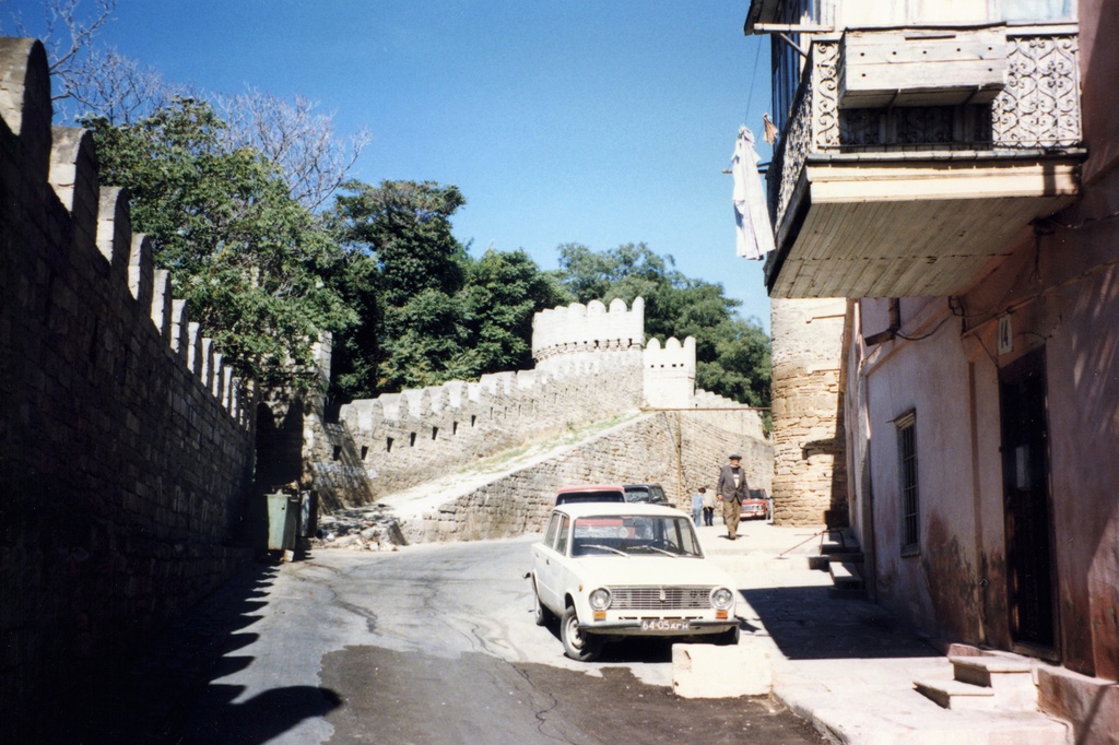 Крепостная стена. Старый город в Баку, октябрь 1997, Азербайджан, г. Баку. Выставка «Баку – очарование старого города» с этой фотографией.