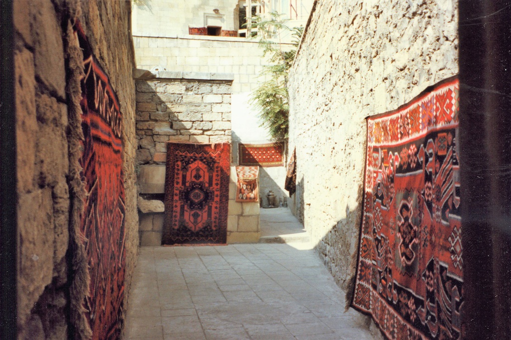 Торговля коврами. Старый город в Баку, октябрь 1997, Азербайджан, г. Баку. Выставка «Баку – очарование старого города» с этой фотографией.