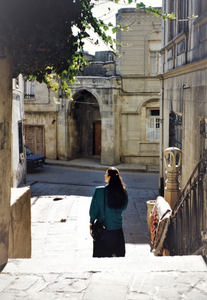 Старый город в Баку, октябрь 1997, Азербайджан, г. Баку. Выставка «Баку – очарование старого города» с этой фотографией.