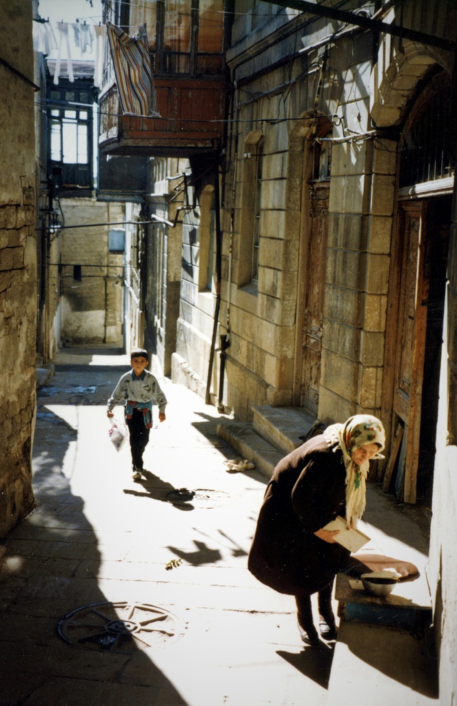 «На солнышке». Старый город в Баку, октябрь 1997, Азербайджан, г. Баку. Выставка «Баку – очарование старого города» с этой фотографией.