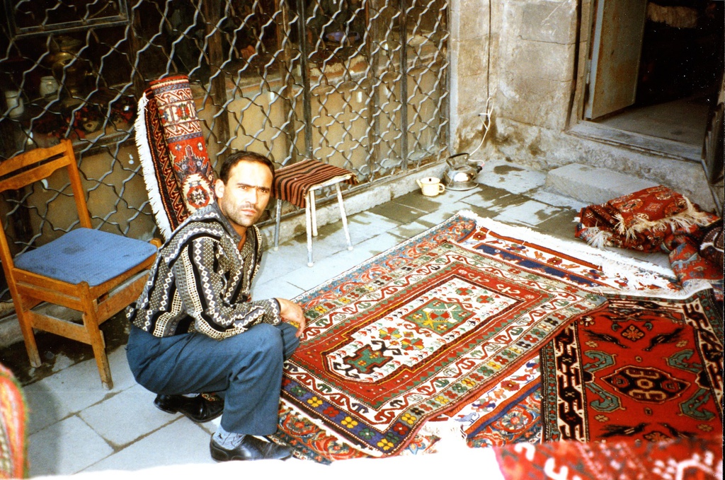 Торговец коврами. Старый город в Баку, октябрь 1997, Азербайджан, г. Баку. Выставка «Баку – очарование старого города» с этой фотографией.