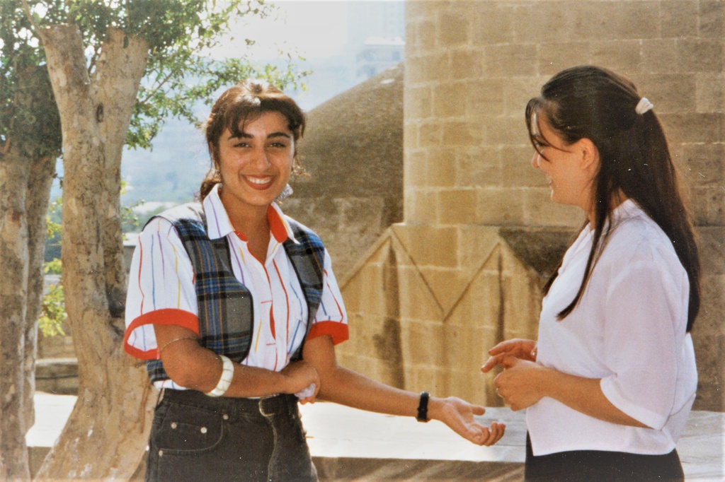 Студентки. Старый город в Баку, октябрь 1997, Азербайджан, г. Баку. Выставка «Баку – очарование старого города» с этой фотографией.