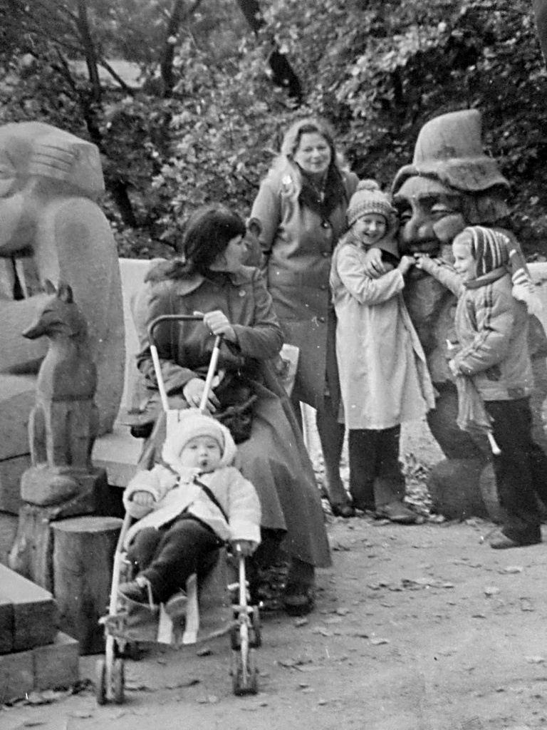 Зоопарк. В Детском городке, 1981 год, Калининградская обл, г. Калининград. Выставка «Калининград» с этой фотографией.