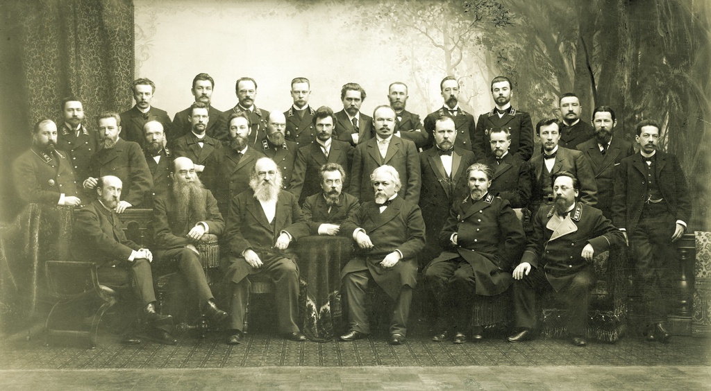 Геологический комитет, 1903 год, г. Санкт-Петербург. Задний ряд (слева направо): Александр Иванович Хлапонин, Борис Григорьевич Карпов, Владимир Иванович Соколов, Александр Павлович Герасимов, Платон Борисович Риппас, Дмитрий Васильевич Голубятников, Александр Николаевич Державин, Александр Карлович Мейстер, Николай Александрович Родыгин, Георгий Павлович Михайловский.Средний ряд: Михаил Михайлович Иванов, Дмитрий Львович Иванов, Сигизмунд Григорьевич Войслав, Леонид Константинович Конюшевский, Леонид Иванович Лутугин, Николай Константинович Высоцкий, Николай Леонович Ижицкий, Николай Андреевич Богословский, Иосиф Августович Морозевич, Карл Иванович Богданович, Павел Иванович Преображенский, Николай Федорович Погребов, Константин Константинович Фохт.Сидят в 1 ряду: Николай Алексеевич Соколов, Сергей Николаевич Никитин, Фридрих Богданович Шмидт, Феодосий Николаевич Чернышев, Александр Петрович Карпинский, Александр Октавианович Михальский, Александр Александрович Краснопольский.