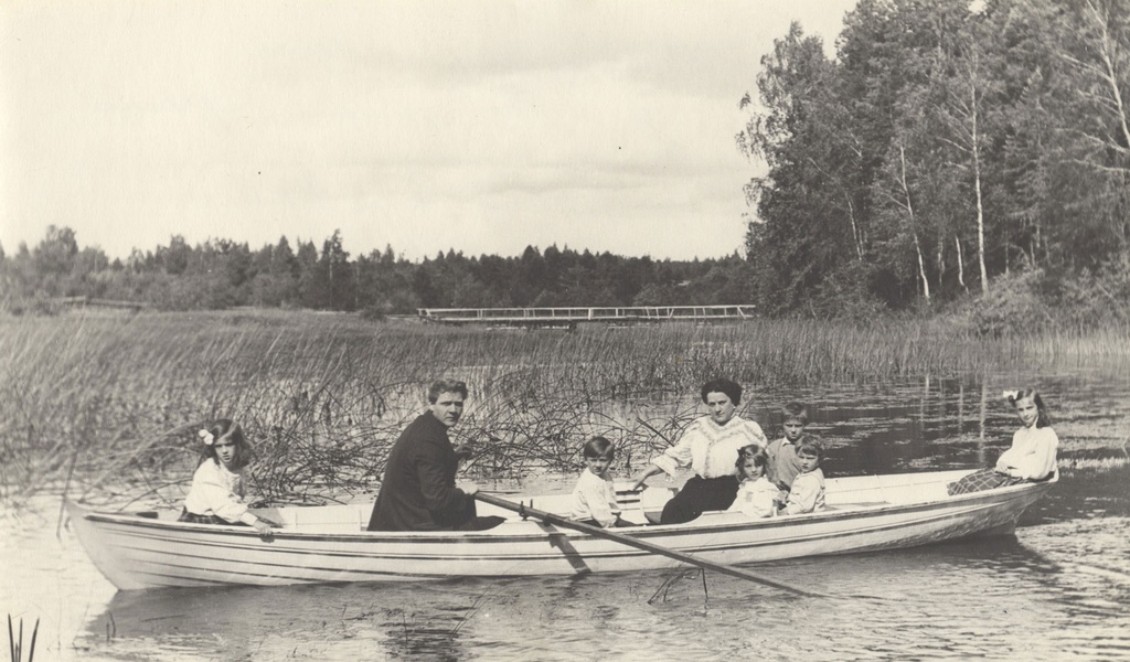 Федор Шаляпин с детьми и Иолой Шаляпиной в лодке, 1912 год. Видео «"Царь-бас" Федор Шаляпин» с этой фотографией.