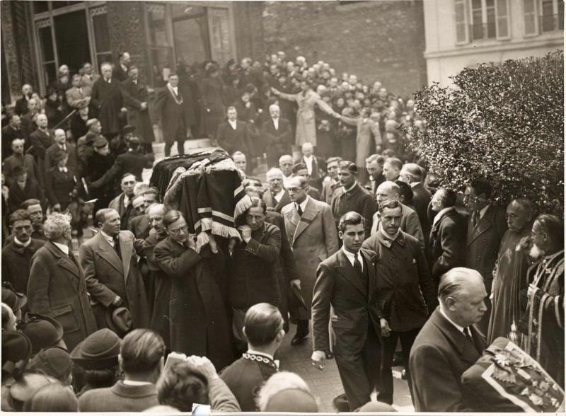 Похороны Федора Шаляпина, 18 апреля 1938, Франция, г. Париж. Несет гроб Борис Шаляпин (слева, в очках).Видео «"Царь-бас" Федор Шаляпин» с этой фотографией.