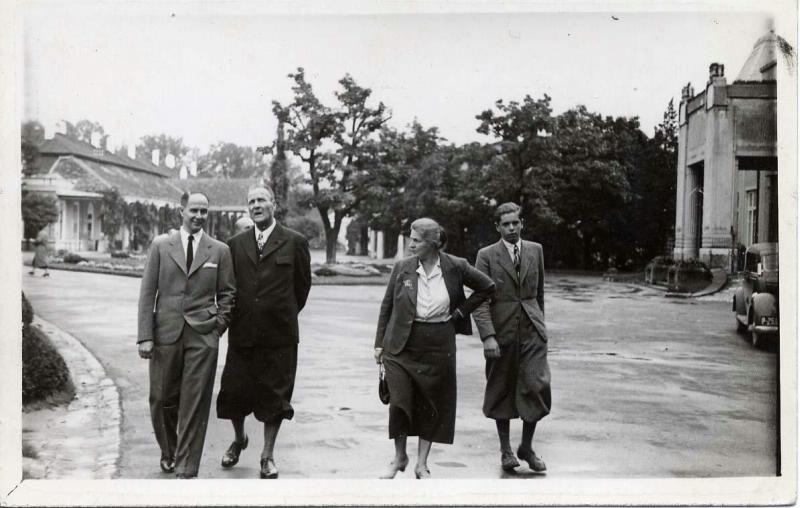 Федор Шаляпин с друзьями на прогулке, 1937 год, Италия. Последняя поездка Федора Шаляпина в Италию, за год до смерти.Видео «"Царь-бас" Федор Шаляпин» с этой фотографией.
