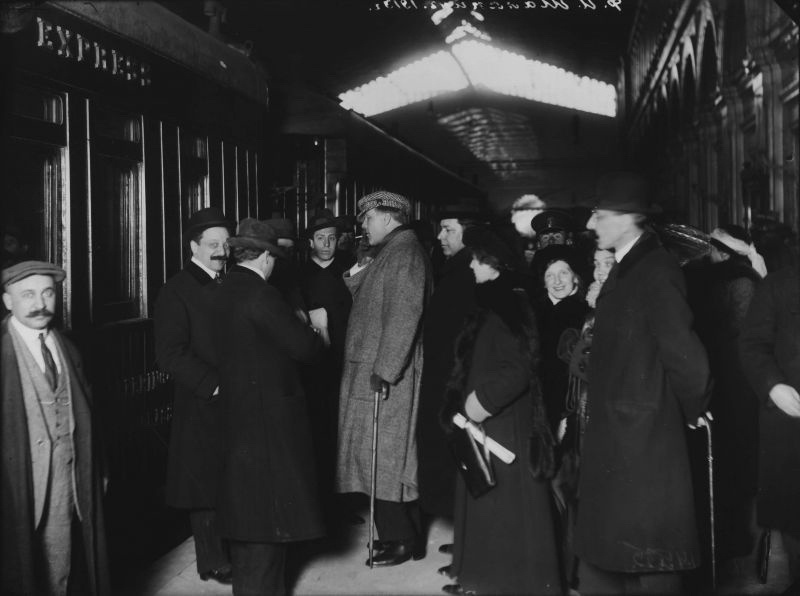 Федор Шаляпин на вокзале, 1913 год. Выставки «Вокзалы: встречи и расставания»,&nbsp;«Знаменитые невозвращенцы» и видео «"Царь-бас" Федор Шаляпин» с этой фотографией.