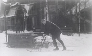 Федор Шаляпин в гостях у Ильи Репина, февраль 1914, Выборгская губ., пос. Куоккала. Видео «"Царь-бас" Федор Шаляпин» и выставка «Санки. Зимнее развлечение не только для детей» с этой фотографией.