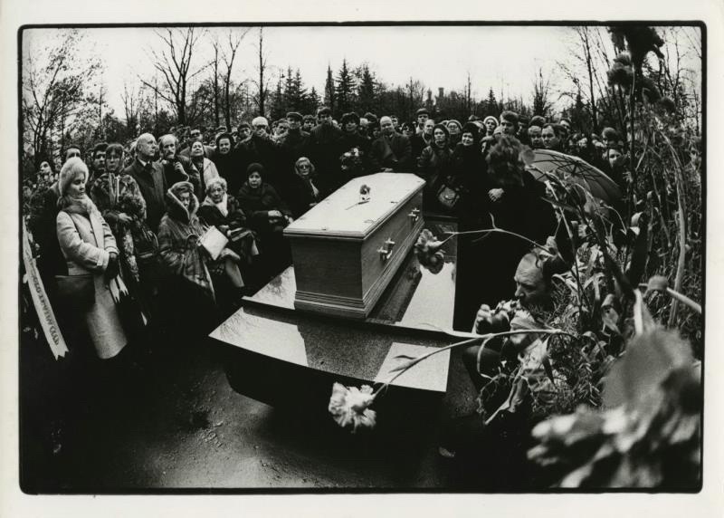 Перенос праха Федора Шаляпина на Новодевичье кладбище, 29 октября 1984, г. Москва. Слева с белым шарфом дочь Федора Шаляпина – Татьяна Шаляпина.Видео «"Царь-бас" Федор Шаляпин» с этой фотографией.