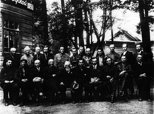 Печорская бригада Полярной комиссии АН СССР, 22 июня 1933, Автономная область Коми (Зырян), г. Сыктывкар. Первый ряд (слева направо): геолог Михаил Борисович Едемский, Н. Г. Рослов (Северный крайплан), неизвестный, Николай Николаевич&nbsp;Тихонович, академик Александр Петрович&nbsp;Карпинский, второй секретарь Коми обкома ВКПб Ф. И. Булышев, ученый секретарь Полярной комиссии АН СССР Александр Иннокентьевич Толмачев, сотрудник ГУЛАГа Р. А. Эглит, сотрудник Кольской базы АН СССР Г. Н. Соловьянов, геофизик П. М. Горшков. Второй ряд: неизвестный, биолог С. В. Керцелли, химик В. А. Смирнов, химик П. И. Толмачев, заместитель директора СОПСа СССР В. Н. Васильев, сотрудник Энергетического института АН СССР А. Н. Шишов, неизвестные.