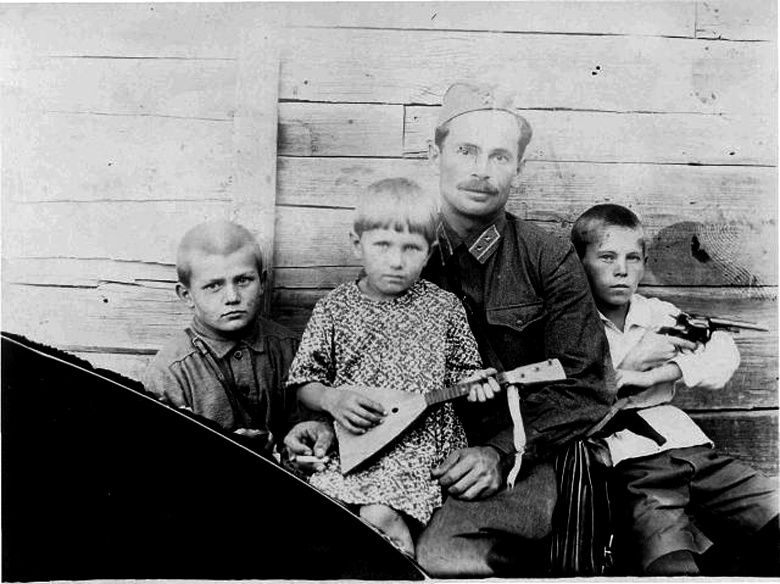 Евгений Владимирович Ефремов с детьми в отпуске после ранения, 1942 год, Воронежская обл., Острогожский р-н, с. Шубное