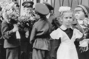 Московская средняя школа № 330. Первое сентября, 1 сентября 1959, г. Москва. Выставки&nbsp;«Елизаветинская женская гимназия + советская средняя школа = 110 лет истории» и «Октябрята» с этой фотографией.