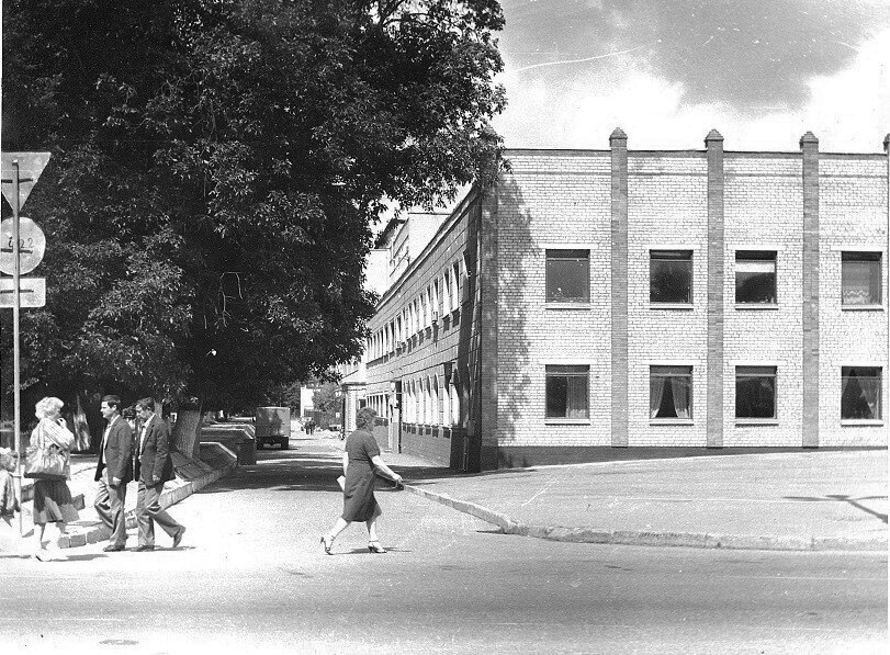Завод «Микродвигатель», 1985 - 1990, Калининградская обл, г. Гусев. 5 августа 1947 года в городе Гусеве приступил к работе городской индустриальныйкомбинат с четырнадцатью мастерскими, созданный на базе полуразрушенныхпроизводственных помещений Гумбинненской компании Карла БрандтаМастерские комбината легли в основу создания Гусевского ремонтно-механического завода. 15 августа 1955 года Гусевский ремонтно-механический завод вступил в строй.Предприятие капитально ремонтировало двигатели тракторов, электромоторы,изготавливало свинокормушки, слесарные тиски. Численность работающих составляла 76 человек. 12 июня 1961 г. Гусевский ремонтно-механический завод был переименован взавод «Микродвигатель» министерства электромеханической промышленности. Основными видами производств завода были: литейное, штамповочное, обмоточно-изолировочное, инструментальное, механическая обработка, сборочное. Завод стал выпускать электродвигатели малой мощности для пылесосов, стиральных и швейных машин, кофемолок, звукозаписывающей аппаратуры. Номенклатура выпускавшейсяпродукции: электродвигатели асинхронные 2, 4, 5, 6, 180 вт для различных приводов бытовой техники, электродвигатели коллекторные мощностью 25, 40, 60 вт для приводов кофемолок и различных настольных сверлильных станков, тахогенераторы для продукции производственно технического назначения, товары для населения: электроприводы для швейных машин, электрические кофемолки.