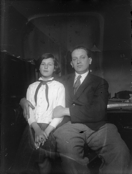 Архитектор Илья Исаакович Раутенштейн с дочерью Бертой, 1930-е, г. Москва. Из архива семьи Раутенштейнов.