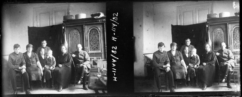 Группа из нескольких человек в комнате, 1928 год. Из архива семьи Раутенштейнов. Вторая слева – супруга А. И. Раутенштейна.