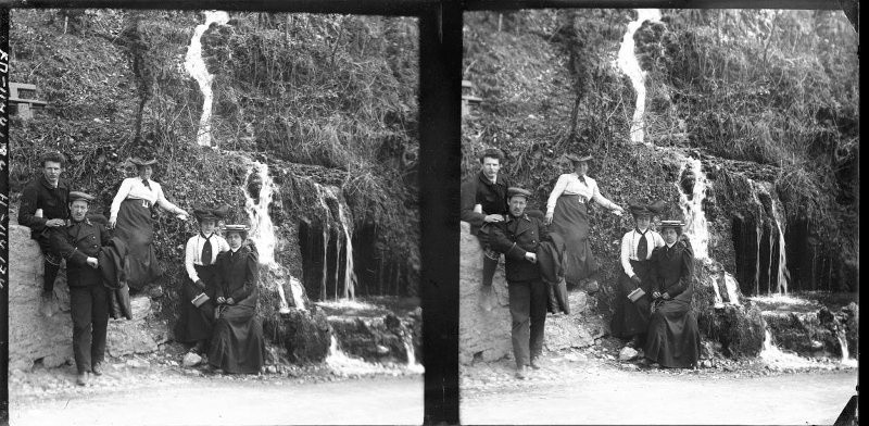 Компания из мужчин и женщин на фоне горного склона, 1910 - 1917. Из архива семьи Раутенштейнов.&nbsp;Крайний слева – Александр Исаакович Раутенштейн.