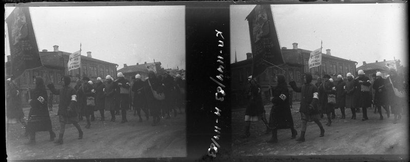 Колонна из девочек с повязками организации «Красный крест», 1928 год. Из архива семьи Раутенштейнов. Выставка «Красный Крест: милосердие вне времени» с этой фотографией.&nbsp;