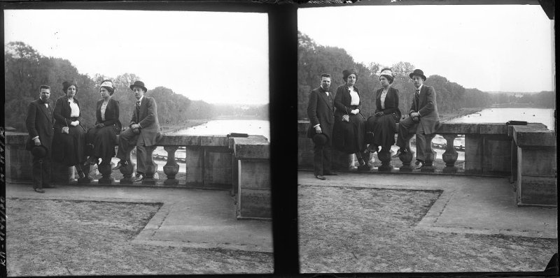 Группа лиц на фоне водоема. Слева - Александр Исаакович Раутенштейн с супругой, 1910 - 1917. Из архива семьи Раутенштейнов.