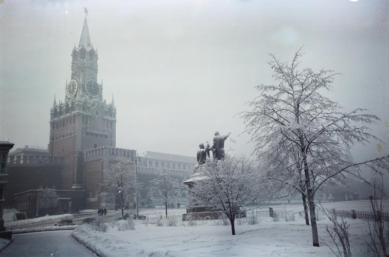 Спасская башня Московского Кремля. Памятник Минину и Пожарскому, 1960-е, г. Москва. Выставка «Зима в Москве» с этим снимком.