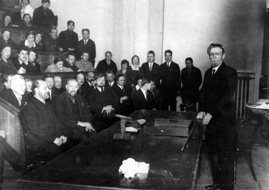 Профессор Алексей Петрович Павлов, 8 февраля 1928, г. Москва. Последняя лекция профессорв Павлова в Московском университете. Большая аудитория на Моховой.1 ряд, сидят: С. Г. Григорьев, Борис Митрофанович Даньшин, Евгений Владимирович Милановский, Т. М. Микулина.2 ряд: Л. М. Кретович, С. Н. Боголюбов, Александр Николаевич Мазарович.3 ряд: Е. С. Рыбникова, В. В. Шумов, Нелюбов.4 ряд: Д. Перкин.Стоят у стены снизу: В. Васильев, Владимир Сергеевич Яблоков, Н. С. Ильина, Владимир Васильевич Меннер, А. Н. Иванов, Петрушевский.