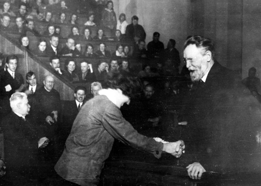 Профессор Алексей Петрович Павлов, 8 февраля 1928, г. Москва. Последняя лекция в МГУ.&nbsp;Большая аудитория на Моховой. Т. М. Микулина от студентов приветствует и благодарит Алексея Петровича Павлова.