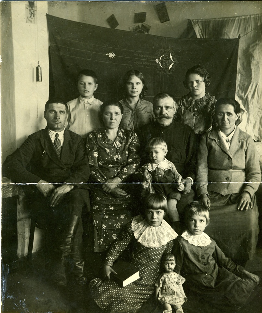 Семья М. М. Мосиенко, 8 мая 1950, г. Пятигорск. Фотография из архива&nbsp;Александра Александровича Зубовленко.&nbsp;Выставка «Лица 1950-го» с этой фотографией.