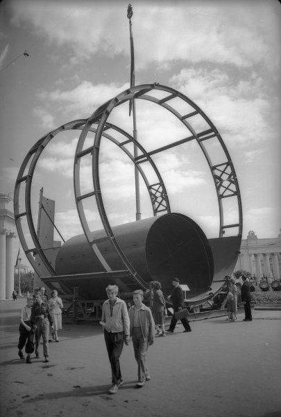 У павильона «Химическая промышленность» на ВДНХ СССР, 1959 - 1961, г. Москва. Павильон стоял на Площади механизации прямо за памятником Сталину работы скульптора Андреева. В ходе подготовки к выставке 1954 года его разобрали, и выстроили на его основе павильон «Земледелие». Сейчас на этом месте – павильон № 26 «Транспорт».