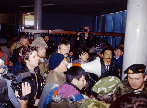 Генерал-полковник Альберт Макашов 3 октября 1993 года в фойе мэрии Москвы после ее взятия сторонниками Верховного Совета РФ, 3 октября 1993, г. Москва