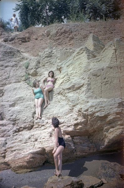 На морском берегу, 1960-е. Выставка «Лето 1960-х» с этой фотографией.