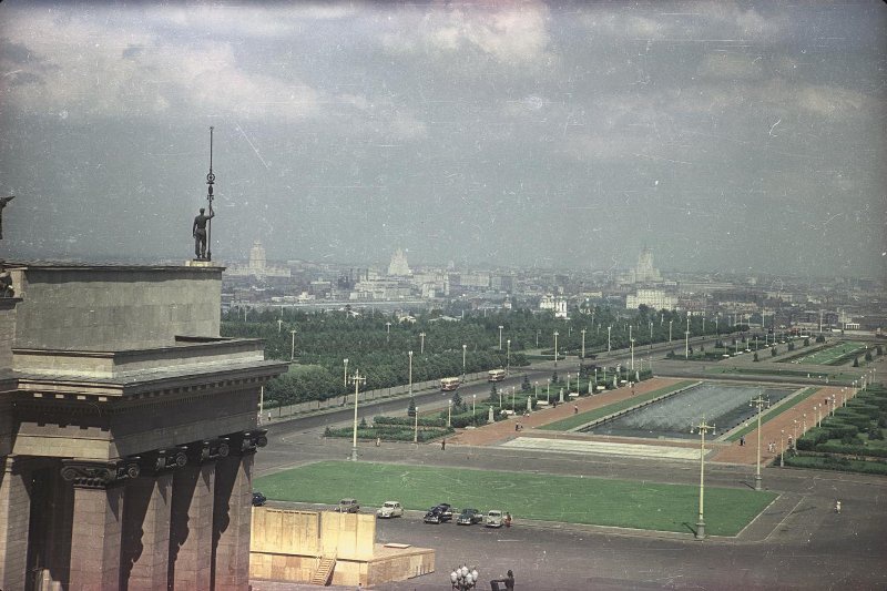 Панорамный вид с главного здания МГУ имени М. В. Ломоносова на Ленинских горах, 1957 - 1963, г. Москва. Построено в 1949–1953 годах. Архитекторы Борис Иофан (был отстранен от проектирования 3 июля 1948 года), Лев Руднев, Сергей Чернышев, Павел Абросимов, Александр Хряков, Всеволод Насонов.С крыши здания видна Аллея ученых, ведущая от главного корпуса МГУ к смотровой площадке. Появилась сразу после окончания строительства главного здания, в 1954-м году. Вдоль аллеи расположены 12 памятников-бюстов выдающимся российским ученым. В центре – фонтан «Лилия».Сейчас Воробьевы горы.