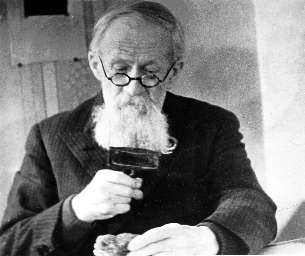 Владимир Афанасьевич Обручев за изучением горных пород Урала, 1941 год, г. Свердловск. Ныне Екатеринбург.Видео «Владимир Обручев. Писатель-фантаст и академический ученый» с этой фотографией.