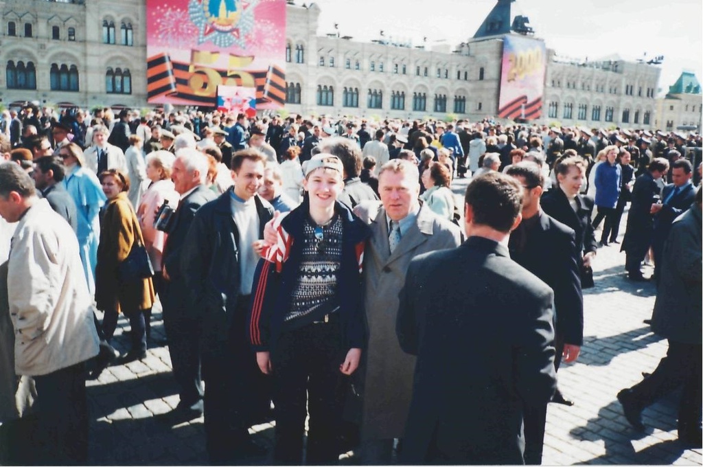 Красная площадь после военного парада, 9 мая 1999, г. Москва. Выставка «День Победы в Москве» с этим снимком.