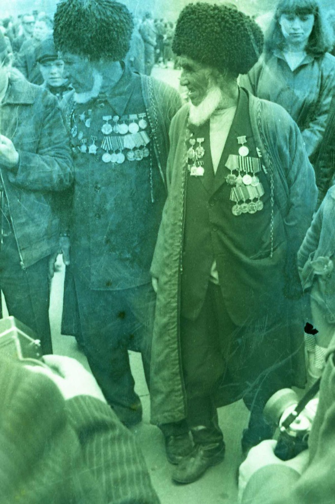 День Победы в ЦПКиО им. Горького, 9 мая 1983, г. Москва. Выставка «День Победы в Москве» с этим снимком.