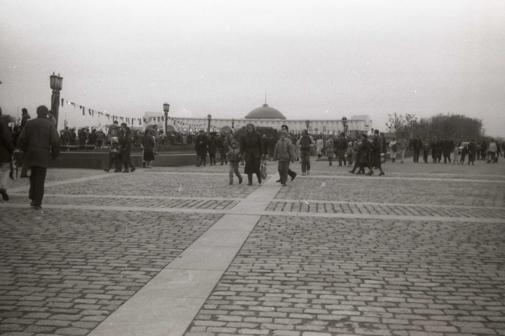 День Победы на Поклонной горе, 9 мая 1994, г. Москва. Выставка «День Победы в Москве» с этим снимком.