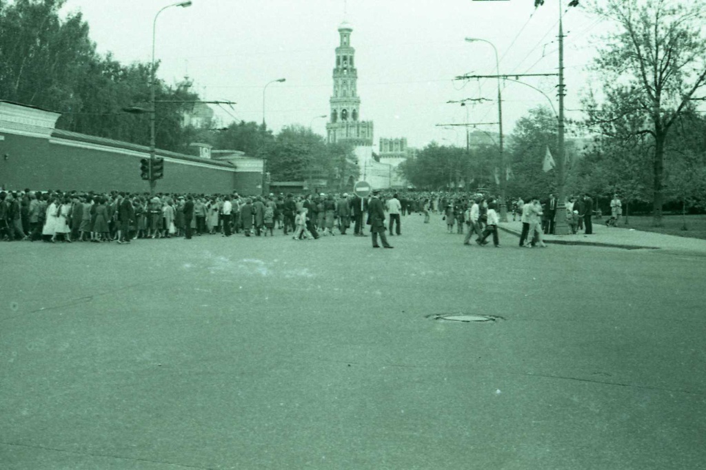 В День Победы у Новодевичьего кладбища, 9 мая 1983, г. Москва. Выставка «День Победы в Москве» с этим снимком.