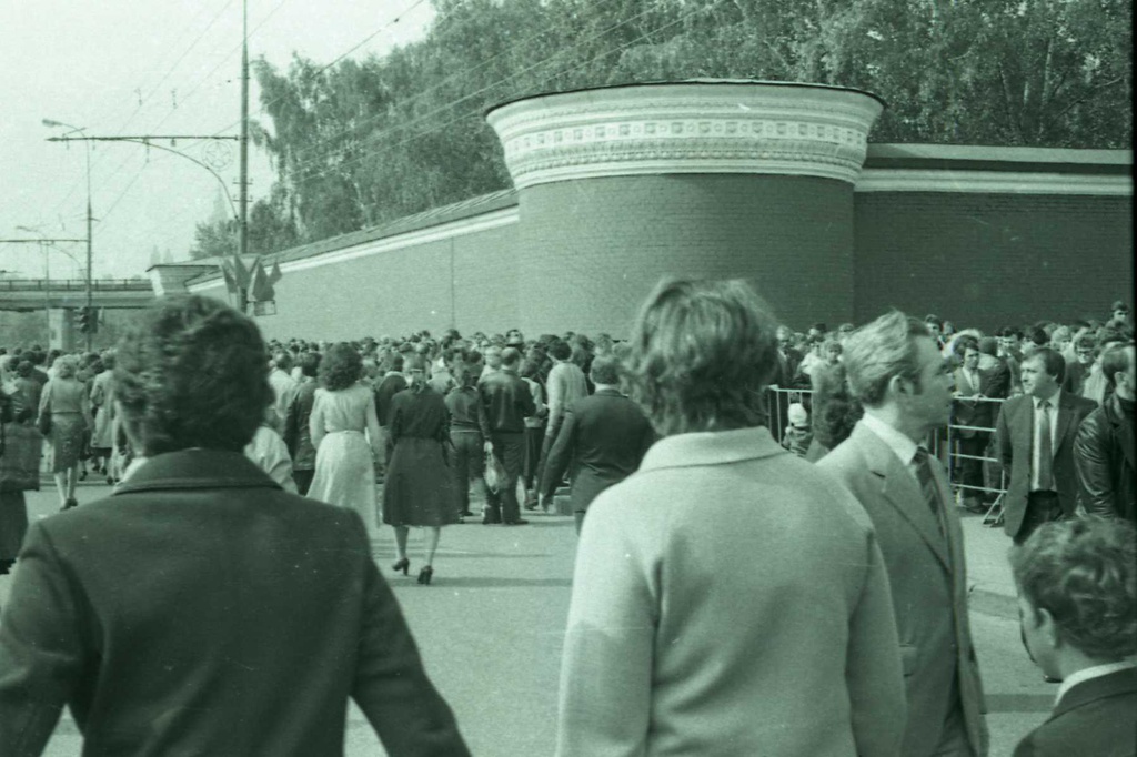 В День Победы у Новодевичьего кладбища, 9 мая 1983, г. Москва. Выставка «День Победы в Москве» с этим снимком.